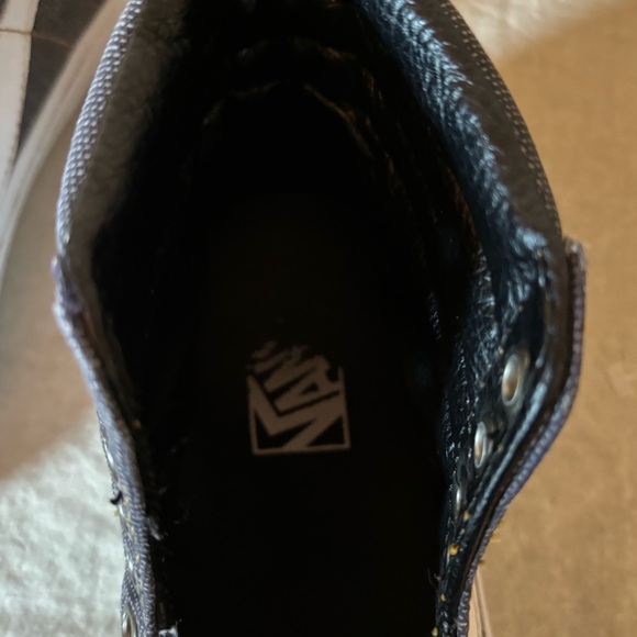 VANS Sk8-Hi Overwashed Shoes
Mens 4, Women’s 5.5. Dark gray canvas. Unisex - Picture 7 of 9